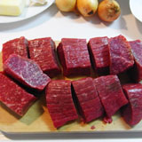 牛肉を切る